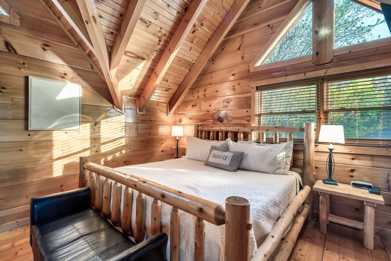 3 bedrooms, desk, iron/ironing board, travel crib