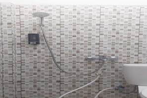 Standard Suite | Bathroom | Shower, towels - Capital O 93489 An Nur Homestay Syariah (Mungkid)