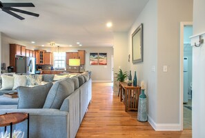 Smart TV, video games, books, computer monitors - Hot Tub, Mtn Views🌄 + Pet-Friendly & Biltmore Pass | 8min to Asheville (Asheville)