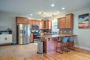 Fridge, microwave, oven, dishwasher - Hot Tub, Mtn Views🌄 + Pet-Friendly & Biltmore Pass | 8min to Asheville (Asheville)