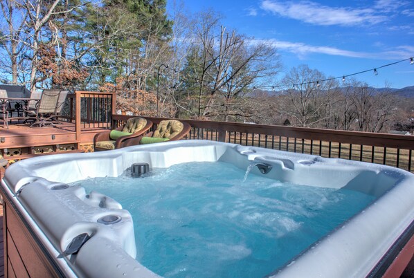 Outdoor spa tub - Hot Tub, Mtn Views🌄 + Pet-Friendly & Biltmore Pass | 8min to Asheville (Asheville)