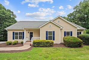 Exterior - Hot Tub, Mtn Views🌄 + Pet-Friendly & Biltmore Pass | 8min to Asheville (Asheville)