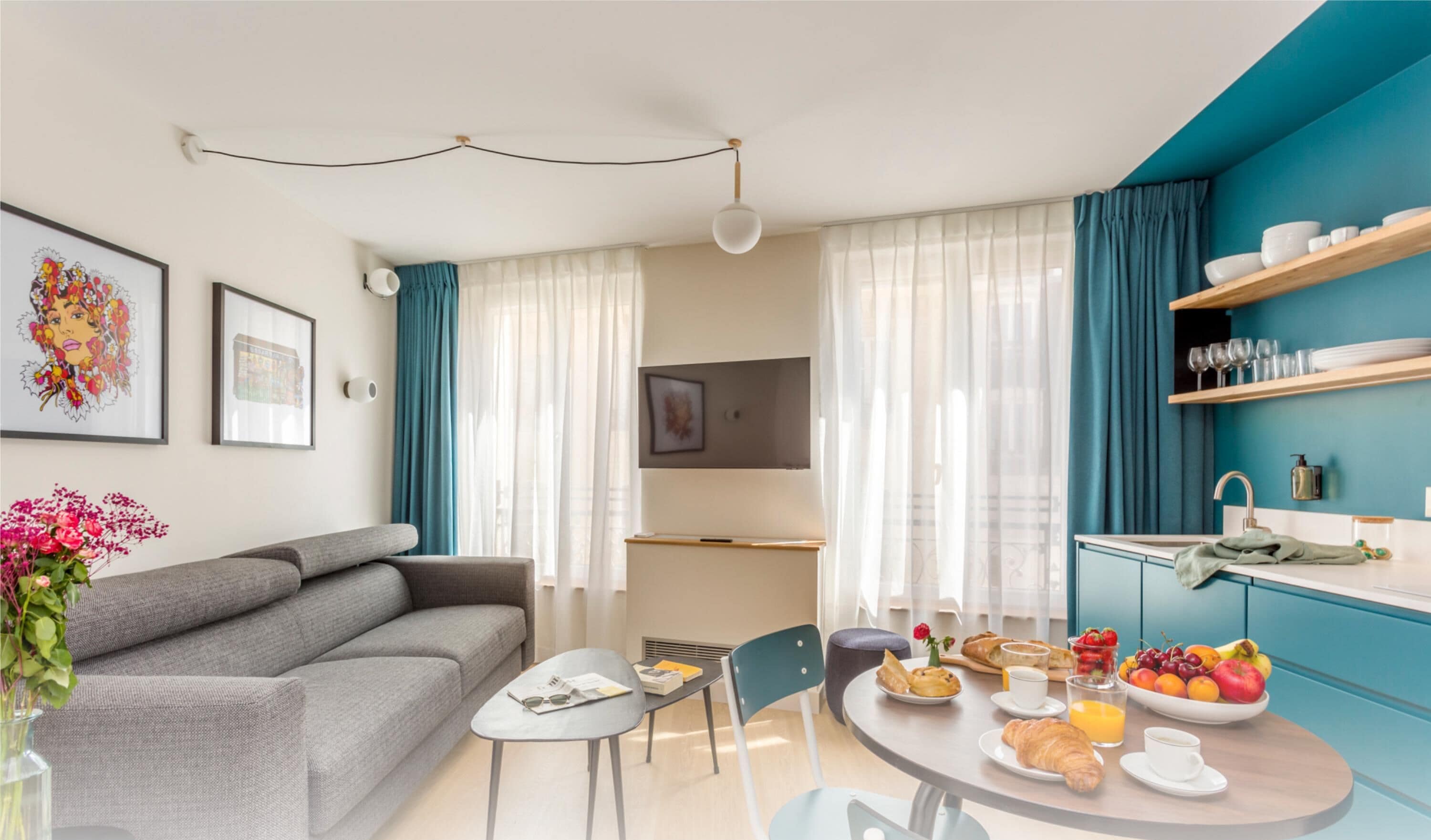 Appartement 04 | Living area | 35-inch Smart TV with satellite channels