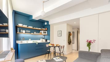 Departamento clásico | Área de sala de estar | Smart TV de 35 pulgadas con canales vía satélite