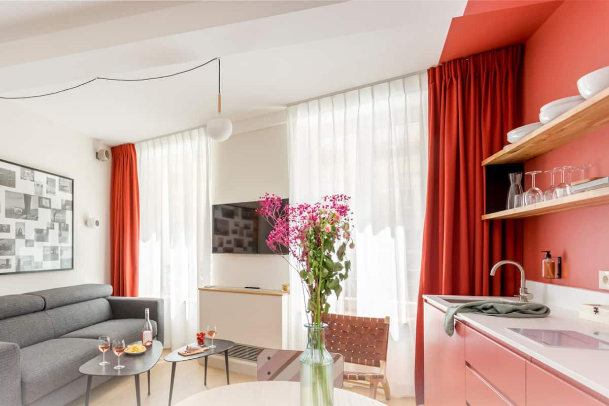 Appartement 01 | Living area | 35-inch Smart TV with satellite channels