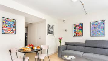 經典公寓 | 客廳 | 35 吋智能電視連衛星電視頻道