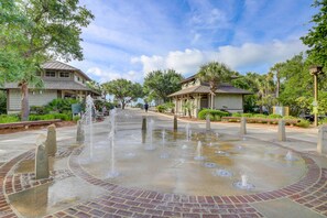 Property grounds - Amazing & newly updated three bedroom / three bath villa steps to the ocean! (Hilton Head)