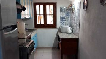 Frigorífico, microondas, horno y cafetera o tetera