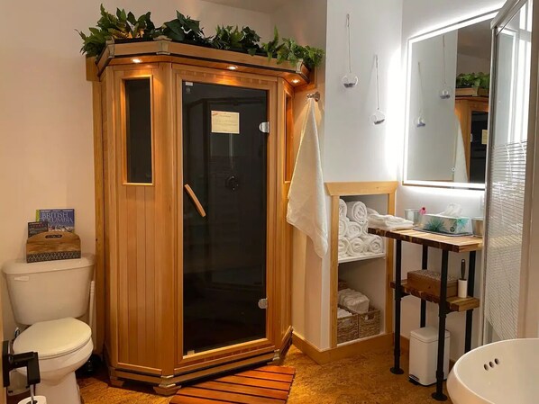 Shower, hair dryer, towels, soap - Su Casa Suite with Sauna (Salmo)