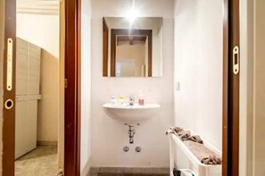 Shower, bidet, towels, soap - [Bergamo Città Alta] House Nature View (Bergamo)