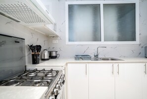 Departamento de diseñador | Cocina privada | Refrigerador, microondas, horno y parrilla de estufa 