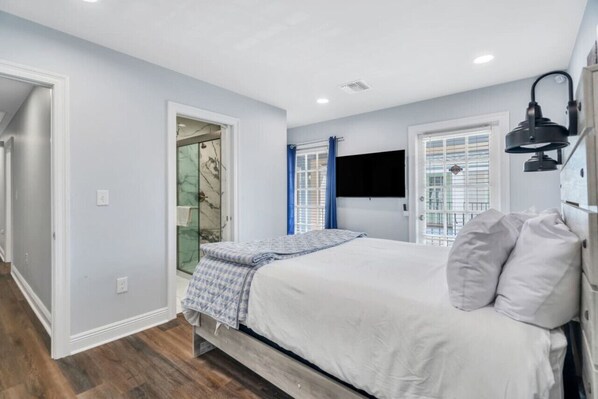 Un dormitorio con una cama, una lámpara de noche y una ventana con persianas.