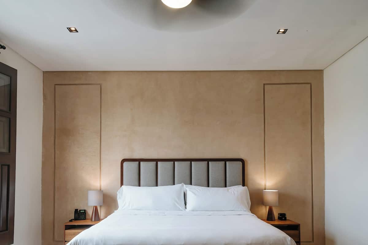 Deluxe kamer | Luxe beddengoed, pillowtop-bedden, een minibar, een kluis op de kamer