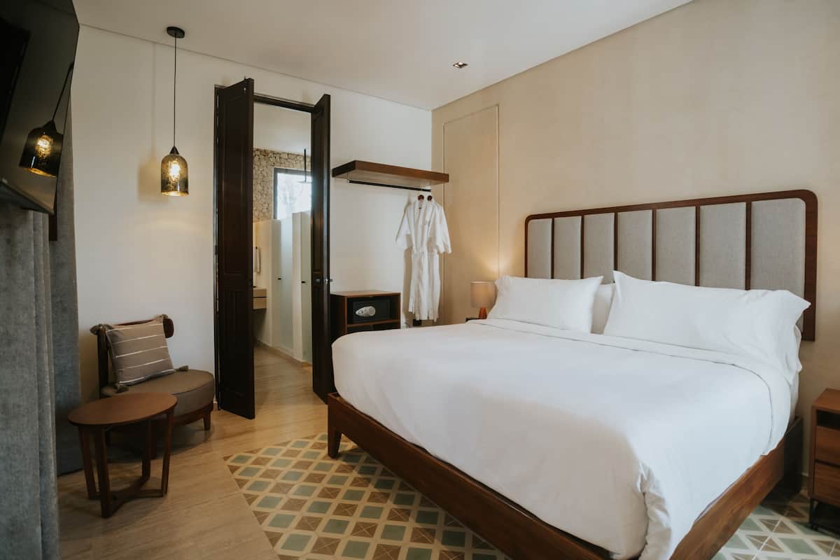 Junior kamer, 1 kingsize bed | Luxe beddengoed, pillowtop-bedden, een minibar, een kluis op de kamer