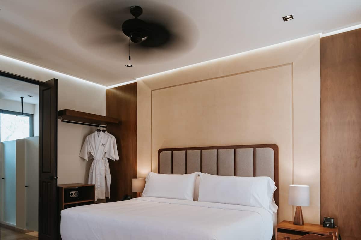 Premier kamer, 1 kingsize bed | Luxe beddengoed, pillowtop-bedden, een minibar, een kluis op de kamer