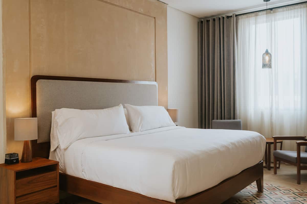 Superior kamer, 1 kingsize bed | Luxe beddengoed, pillowtop-bedden, een minibar, een kluis op de kamer