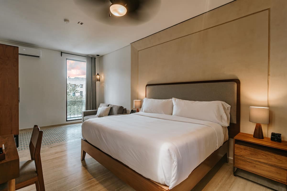 Royal studio suite, 1 kingsize bed | Luxe beddengoed, pillowtop-bedden, een minibar, een kluis op de kamer