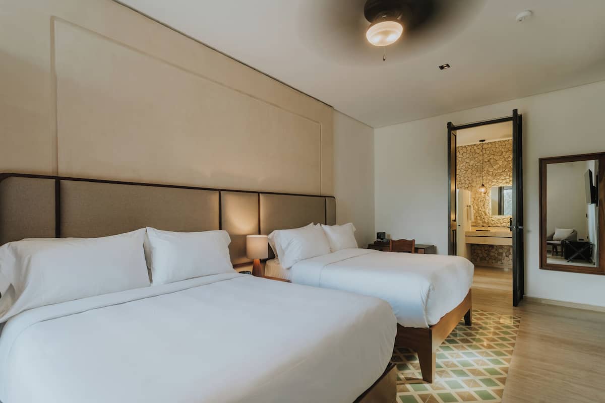 Junior kamer, 2 queensize bedden | Luxe beddengoed, pillowtop-bedden, een minibar, een kluis op de kamer