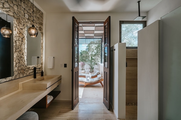 Royal Studio Suite, 1 King Bed | Bathroom