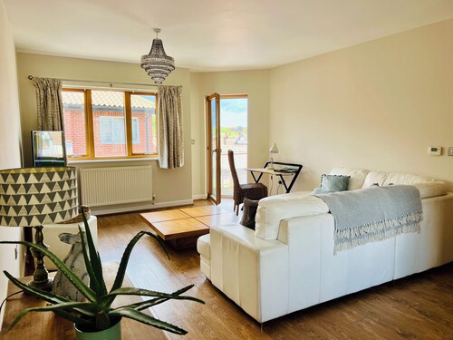 Cosy, pet friendly apartment in Norwich centre, opposite Norwich Cathedral.