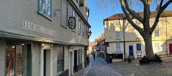 Cosy, pet friendly apartment in Norwich centre, opposite Norwich Cathedral.