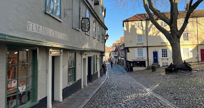 Cosy, pet friendly apartment in Norwich centre, opposite Norwich Cathedral.