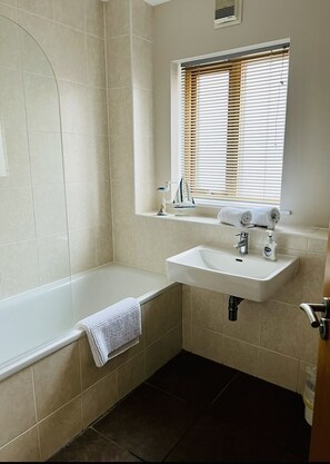 Sèche-cheveux, serviettes fournies, savon, papier toilette