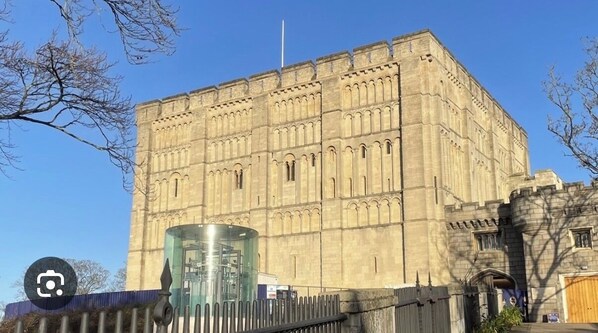 A large, historic building with a symmetrical facade, arched windows, and a central entrance. - Cosy, pet friendly apartment in Norwich centre, opposite Norwich Cathedral. (Norwich)