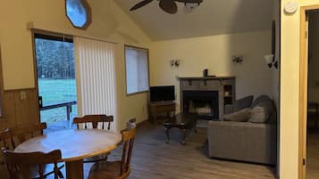 Traditional Cabin | Living area