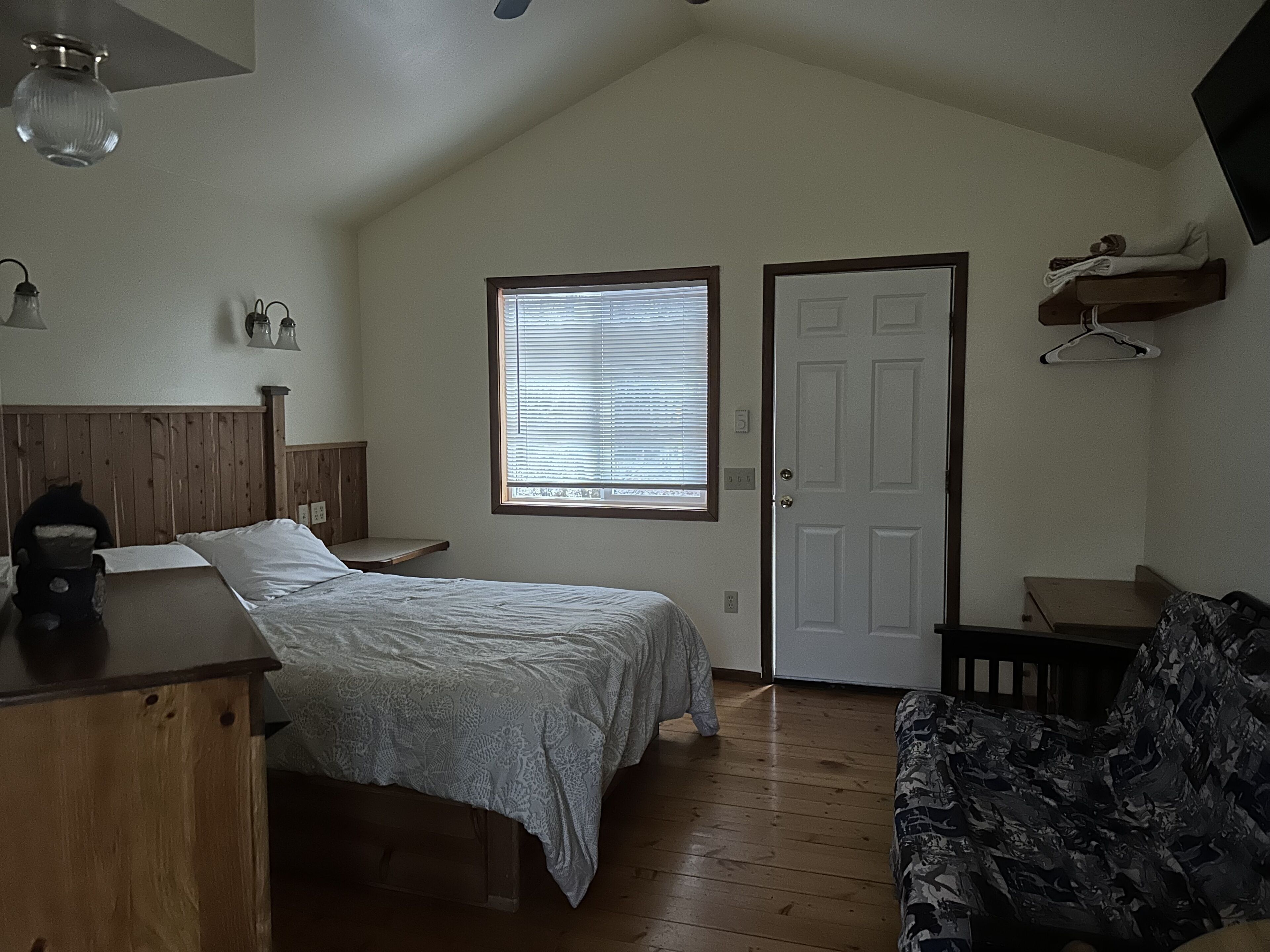 Traditional Chalet | Premium bedding, iron/ironing board, free WiFi, bed sheets