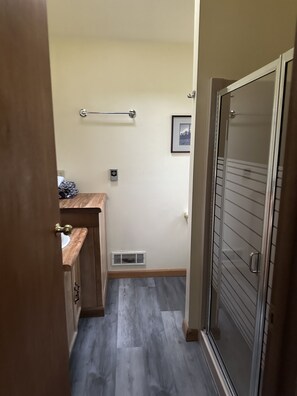 Romantic Cabin | Bathroom | Towels, soap, shampoo, toilet paper