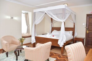 Caja de seguridad en la habitación y tabla de planchar con plancha 