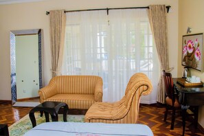 Caja de seguridad en la habitación y tabla de planchar con plancha 