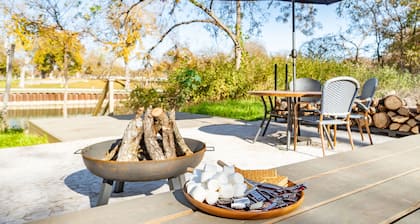 Family Fun on Guadalupe River w/ kayaks, grill and dock! Minutes from Downtown