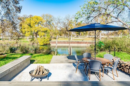 Family Fun on Guadalupe River w/ kayaks, grill and dock! Minutes from Downtown