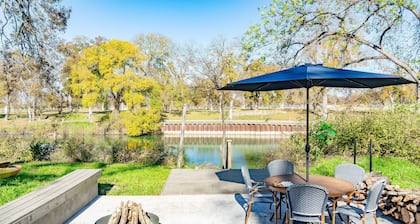 Family Fun on Guadalupe River w/ kayaks, grill and dock! Minutes from Downtown