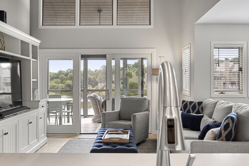 Updated Kiawah Villa w/ Beautiful View of Lagoon - Parkside Villas