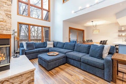 Modern Spacious Lake View Villa | 3BR | King Beds | Amenity Access | Foosball!