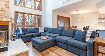 Modern Spacious Lake View Villa | 3BR | King Beds | Amenity Access | Foosball!