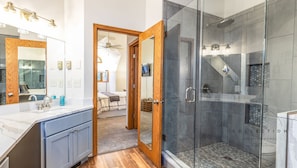 Douche, séchoir à cheveux, serviettes fournies