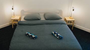 Habitación Confort doble | Espacio para trabajar con un portátil y sistema de insonorización