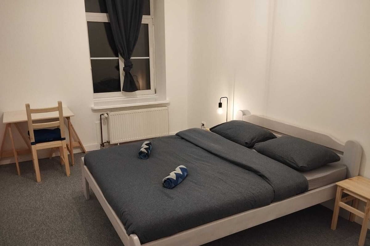Habitación doble Confort | Espacio para trabajar con laptop, insonorización y wifi gratis
