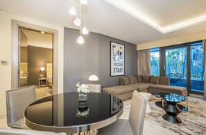 Departamento Confort | Área de sala de estar | Smart TV de 55 pulgadas con canales por cable y Netflix 