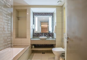 Comfort Apartment | Bathroom | Bathtub, hair dryer, towels, toilet paper - Tanin - Luxurious 2BR Apartment in DAMAC Paramount (Dubai)