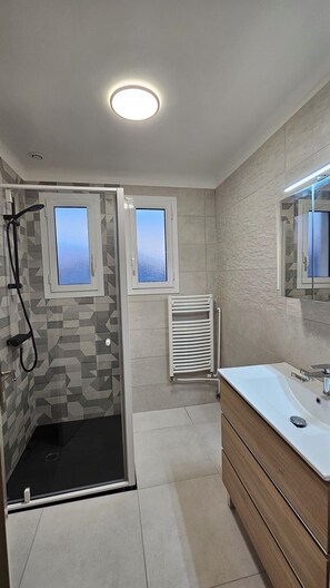 Doccia, asciugacapelli, asciugamani, sapone