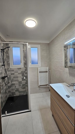 Shower, hair dryer, towels, soap. Maison Entre mer et Montagne