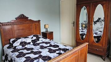 3 habitaciones, tabla de planchar con plancha y ropa de cama