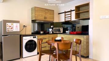 Apartamento luxo, 2 quartos, para não fumantes, vista para o mar | Cozinha privada | Geladeira, micro-ondas, chaleira elétrica