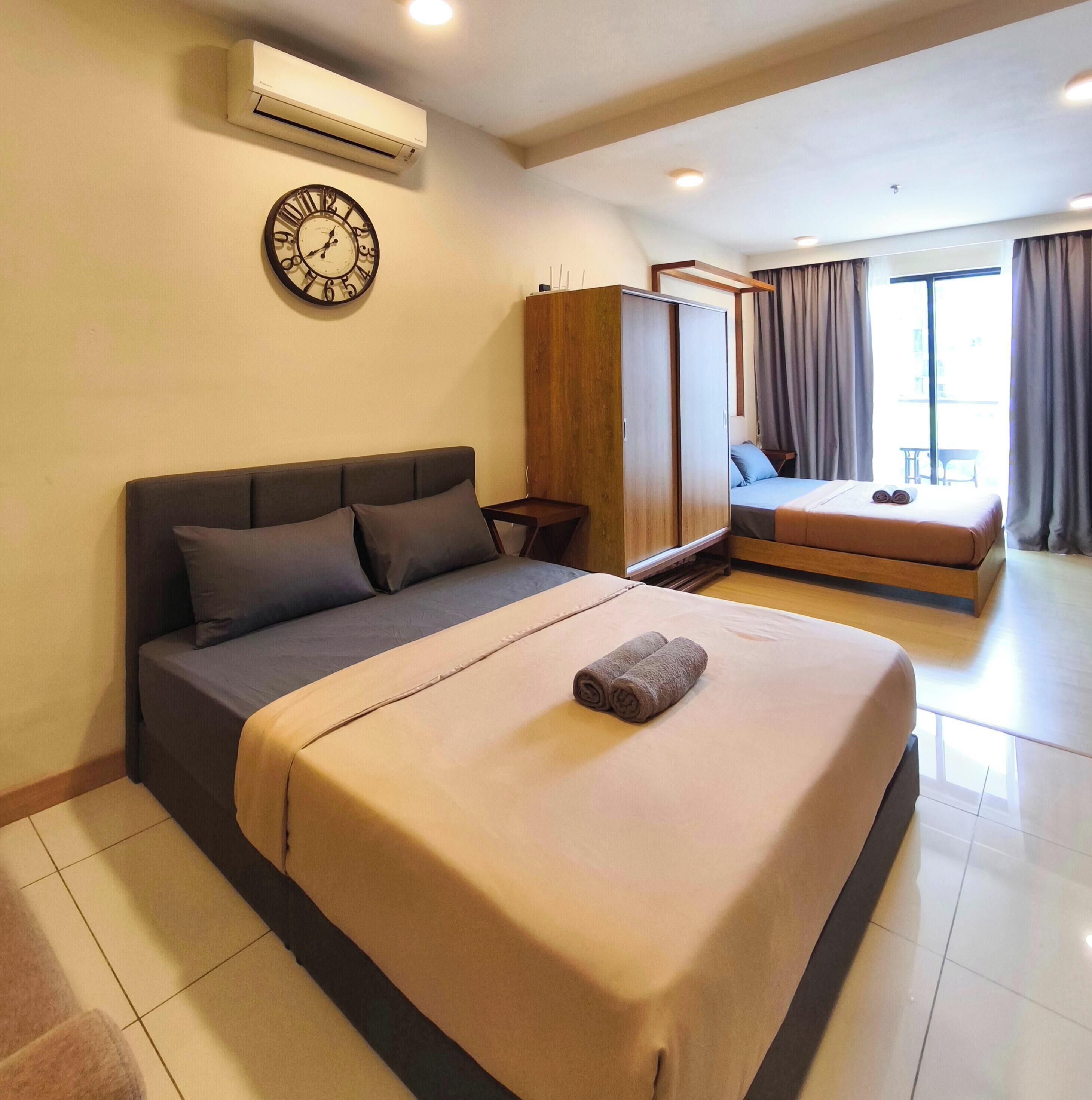 Estudio familiar, 1 habitación, para no fumadores, vista al jardín | Muebles diferentes, escritorio y tabla de planchar con plancha 