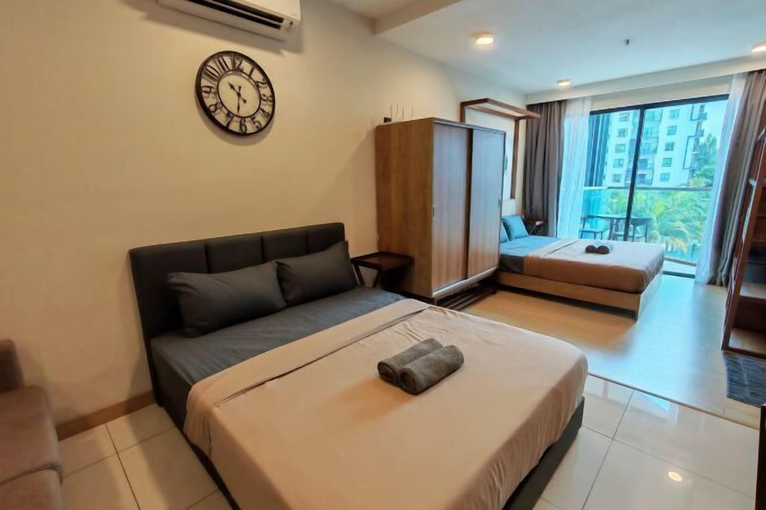 Muebles diferentes, escritorio y tabla de planchar con plancha 